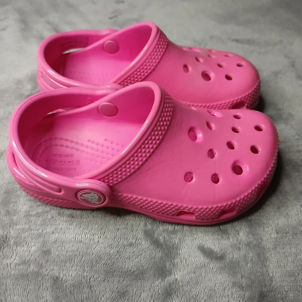 CROCS vibrant pink